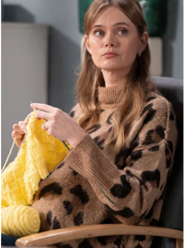 Greys-Anatomy-S22-Sara-Paxton-Leopard-Print-Oversized-Sweater.jpg Greys Anatomy S22 Sara Paxton Leopard Print Oversized Sweater - Image 1